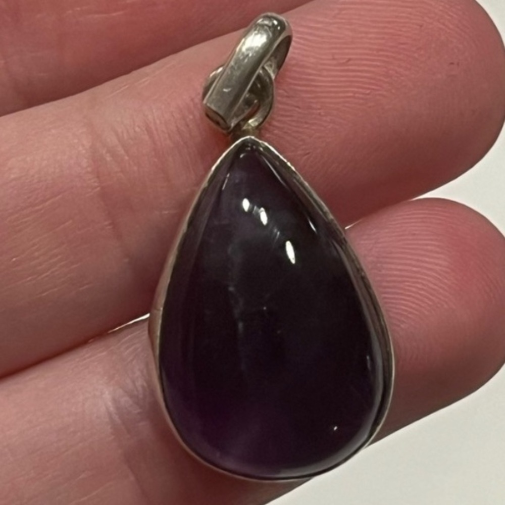 Sterling Silver teardrop pendant
Bold purple stone
Stamped 925